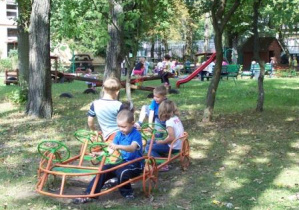 Dzieci bawią się na placu zabaw w samochodziku
